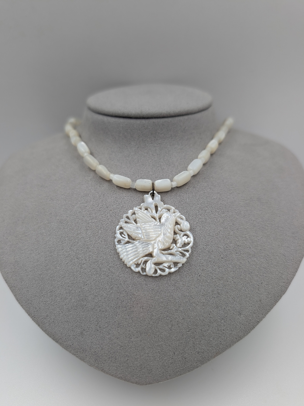 Carved Mother of Pearl Dove Bird Pendant White Shell Bead Necklace 0713